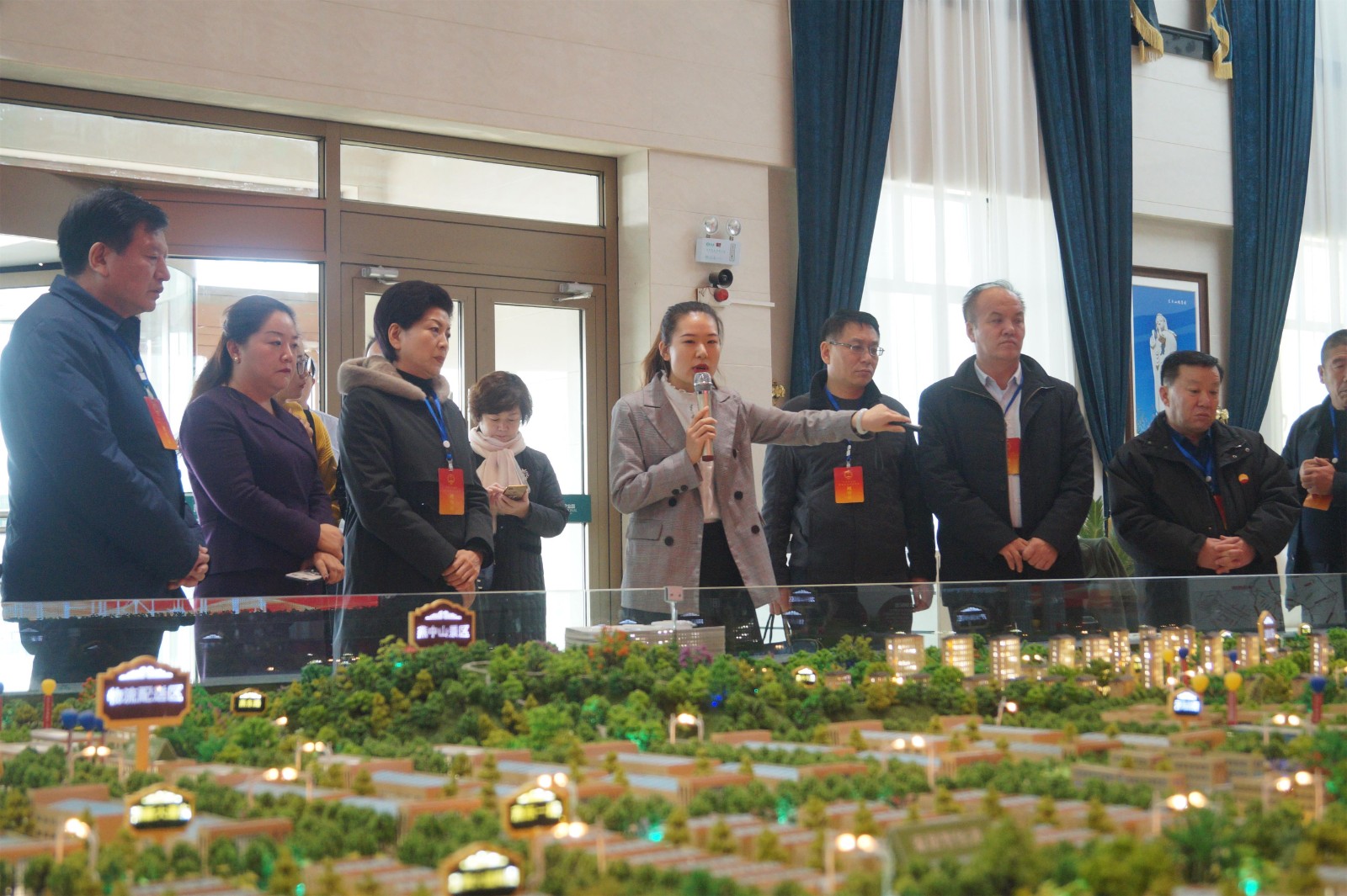 马雄美参观沙盘.jpg